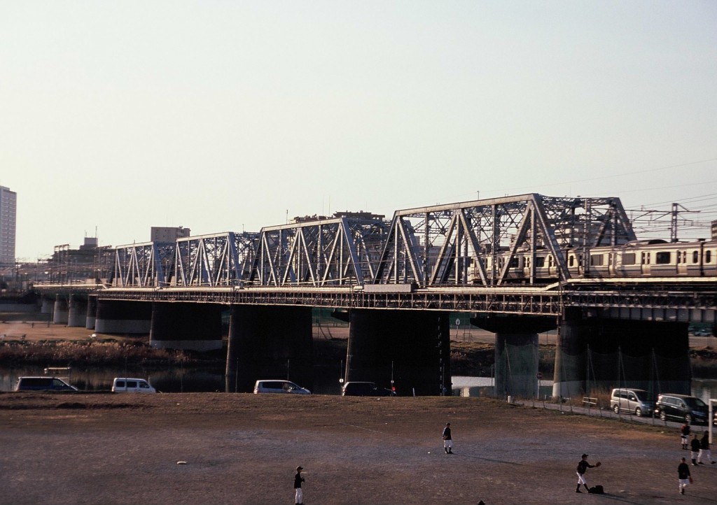 横須賀線鉄橋。多摩川上空(Nikon U/Tamron 28-75mm/Portra400)