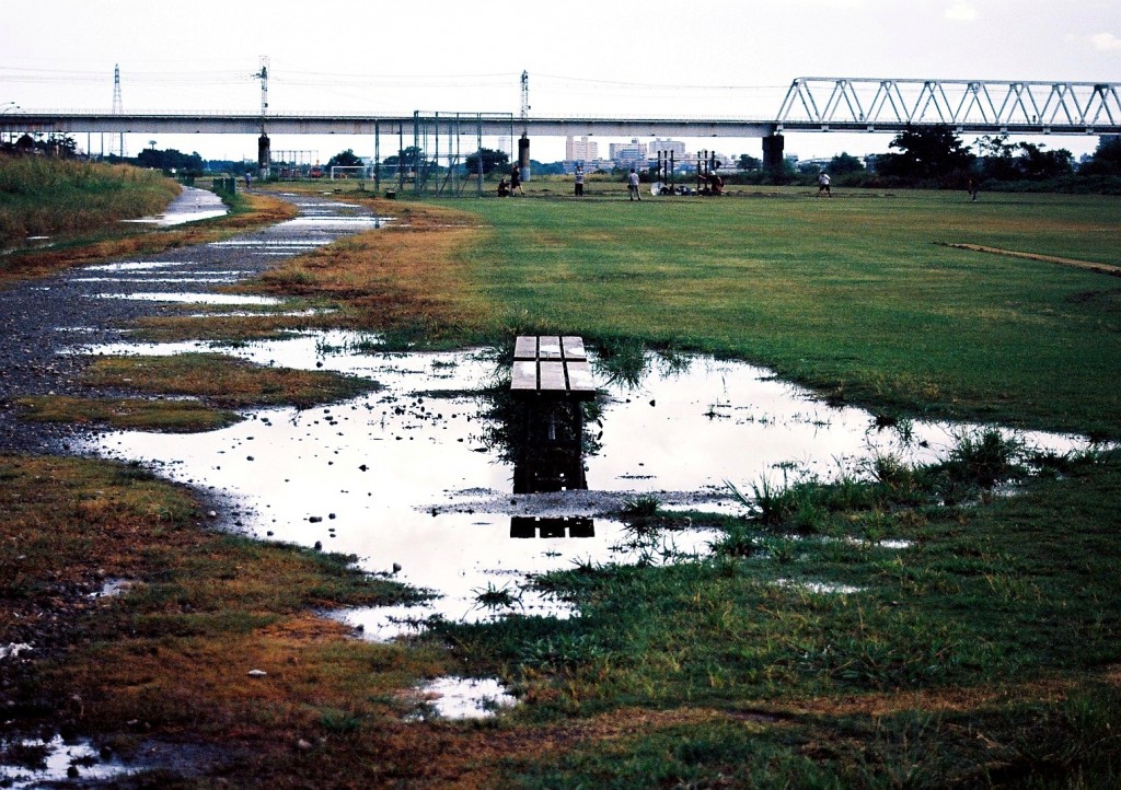 多摩川河川敷野球場のベンチ。雨の降った日以外は少年野球に専有されている(Nikon U/Nikkor 28-80mm f3.5/Kodac Gold400)