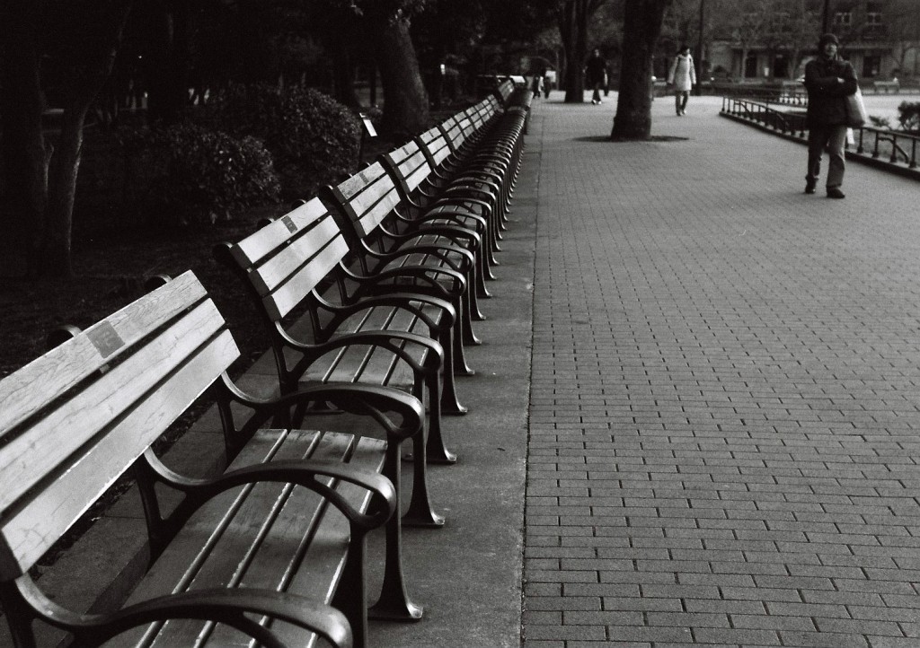 日比谷公園のベンチ。日曜には人がいない(Bessa-r/Jupiter8 50mm f2/ILFORD?)
