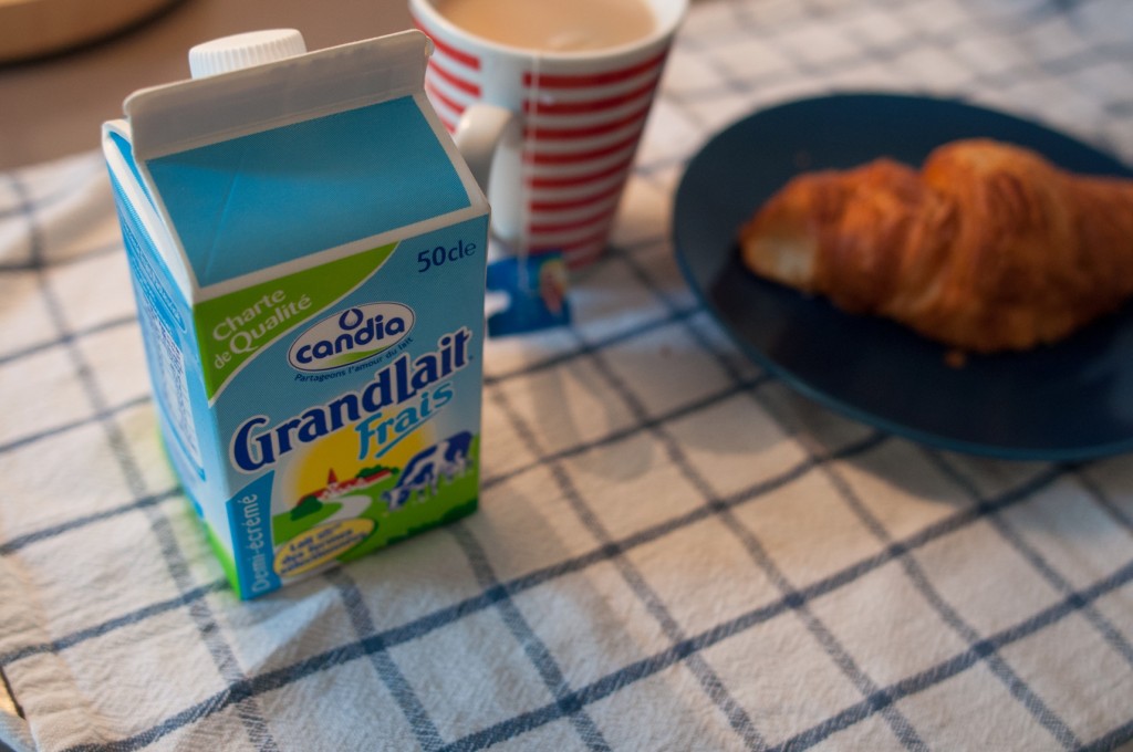 朝食:grandlait(大きなミルク）と書いてあるがパックは50cl(500ml)である。petitlaitではないのか